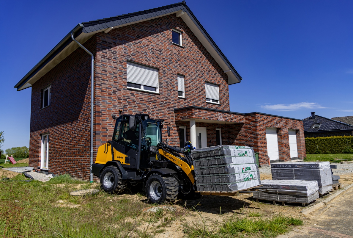 The new 2445-2 impresses with a modern comfort cab, optimised all-round visibility and practical details to ensure even greater efficiency in everyday use.