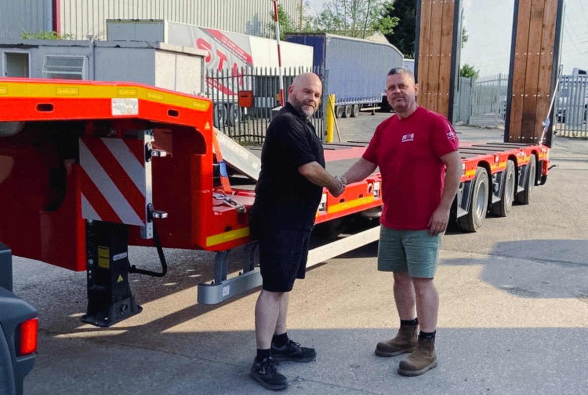 Mark Howe, Head of Sales at STH and Matt Cox, Hire Manager at SECH Crane Hire during the official trailer handover.