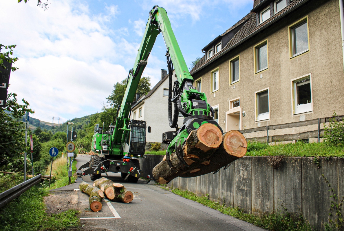 Thanks to the attached grapple saw, the tree care handler was able to precisely secure each section of the tree, cut it, and bring it safely to the ground.