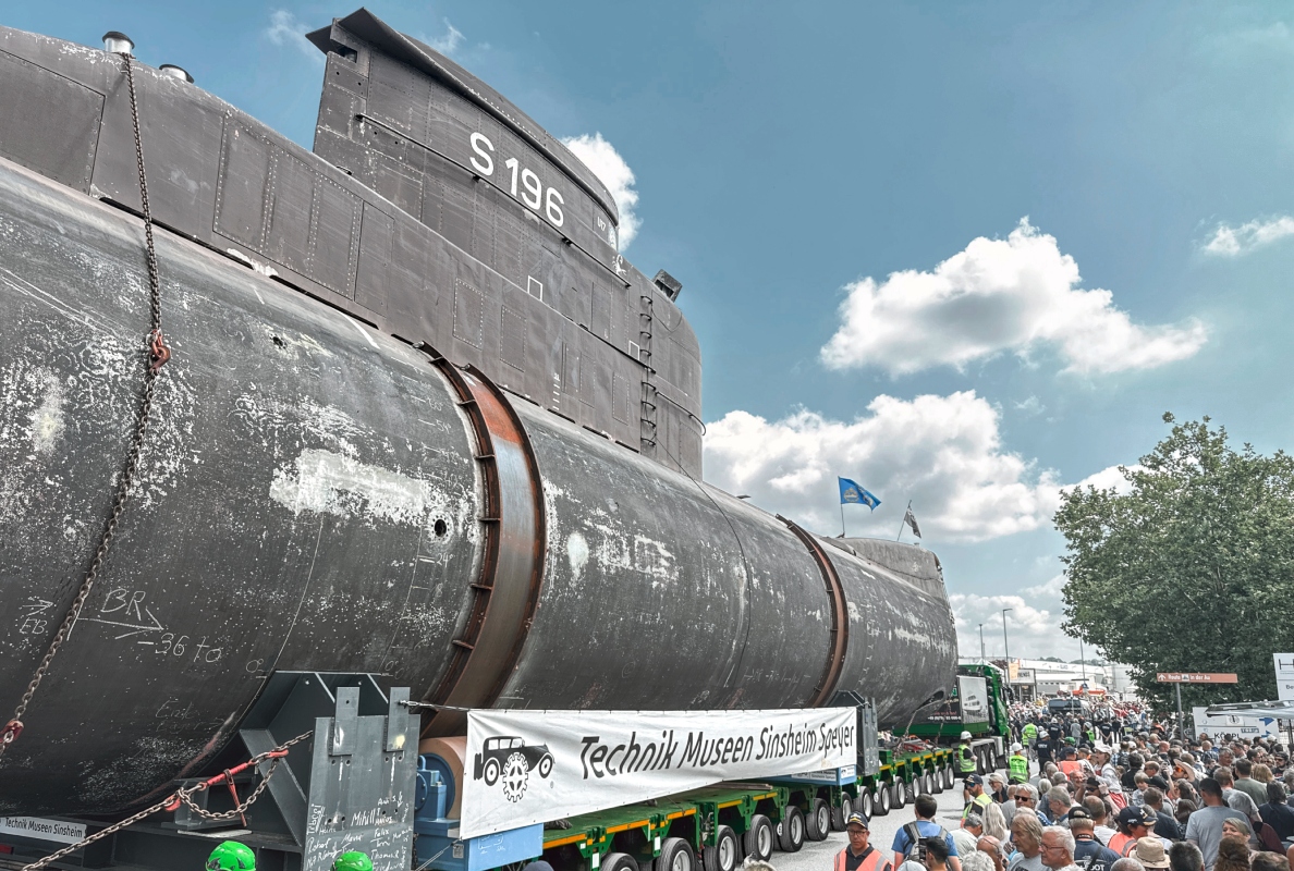 Tens of thousands accompany the transportation of U17.