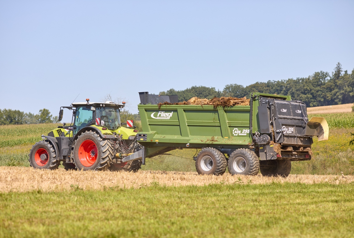Fliegl expands its portfolio with the new chain manure spreader KDS 255 MUCK CONTROL
