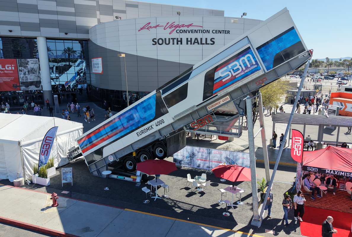 Visible from afar: The mixing unit of the SBM EUROMIX 4000 in front of the Las Vegas Convention Center.