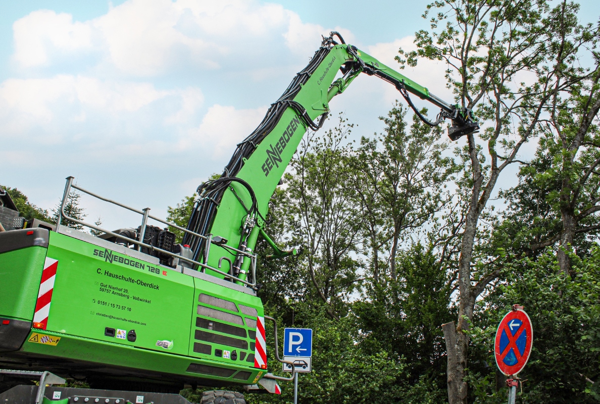 The 21 m reach of the tree care handler allows the operator to carry out all work entirely from the ground.