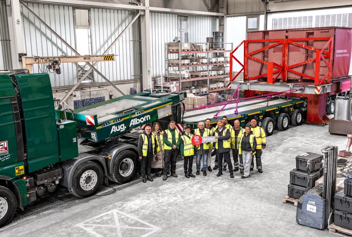A strong team for the highest transport demands – The TII SCHEUERLE and August Alborn teams during the successful loading test of the new SCHEUERLE K25 combination.