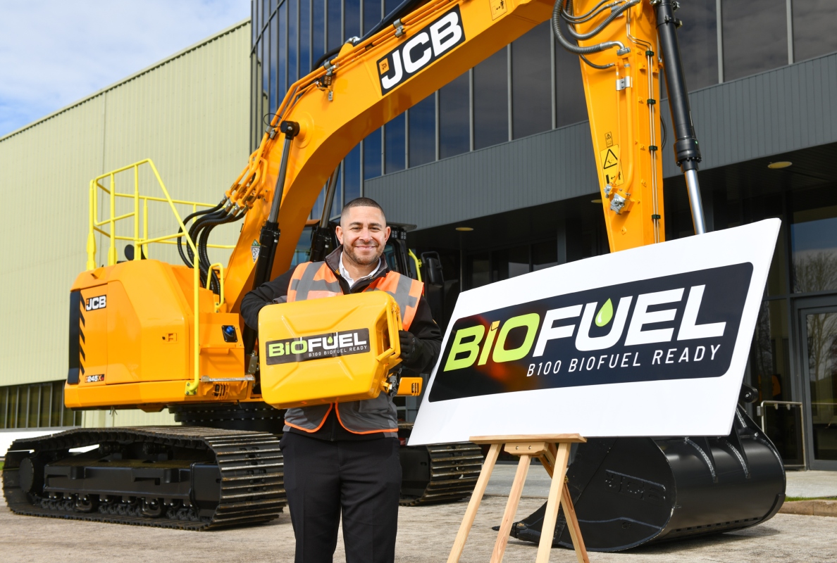 JCB Heavy Products Team Leader Heath Vanrooyen pictured today with a JCB 245XR tracked excavator – of the models which can use B100 biodiesel from June this year.