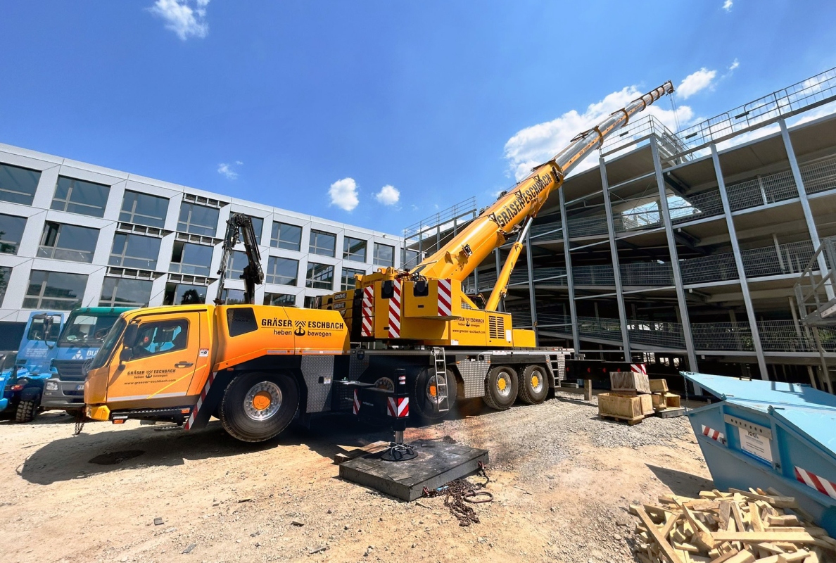 Grove GMK5250XL-1 extends helping hand to German soccer club VfB Stuttgart