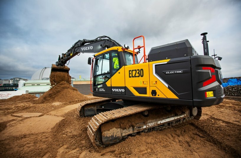 The fully electric Volvo EC230 Electric in action.