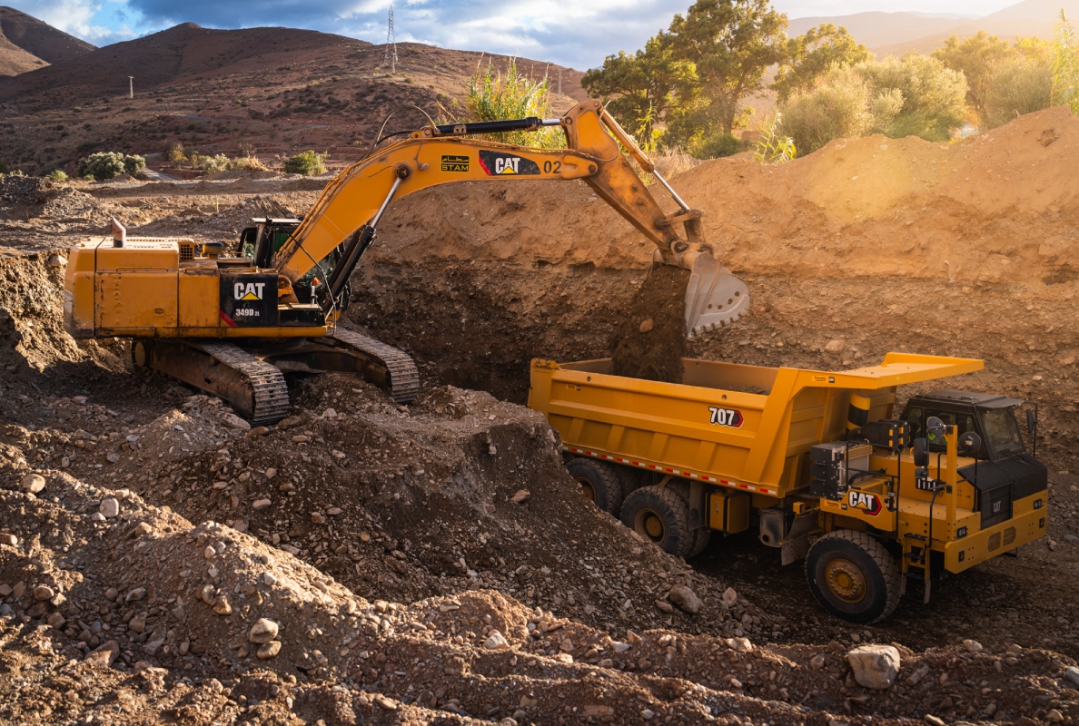 Cat® 707 wide body truck with excavator
