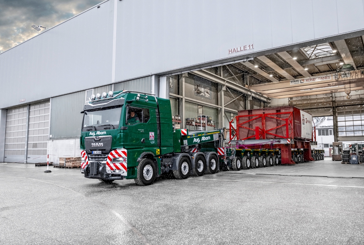 Heavy transport at its best – The modular combination of SCHEUERLE K25 axle lines, plate bridge, and frame bridge enables the safe transport of transformers and rail vehicles.