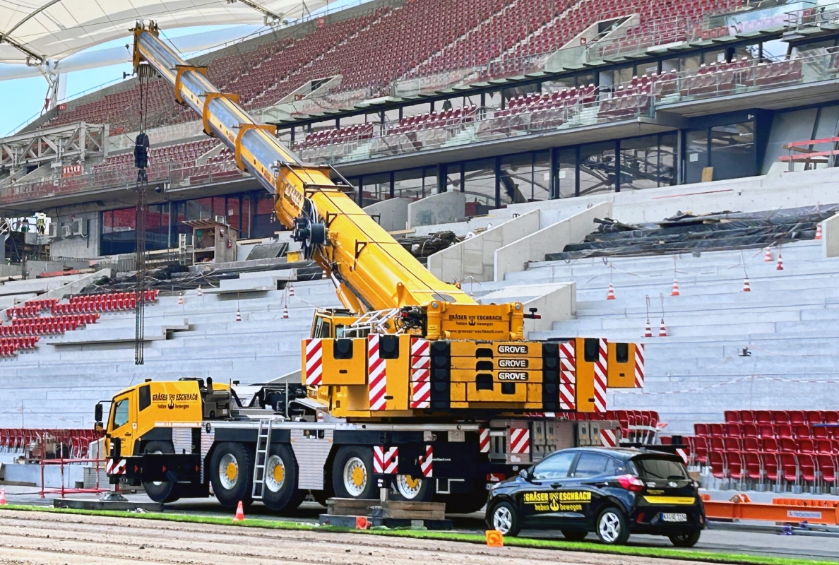Grove GMK5250XL-1 extends helping hand to German soccer club VfB Stuttgart