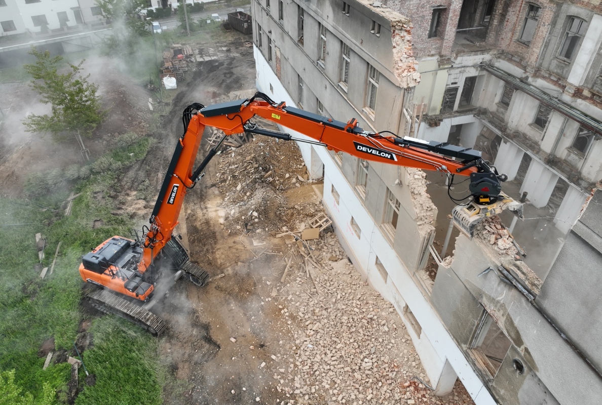 DX380DM-7 demolition in Tesla Lanskroun