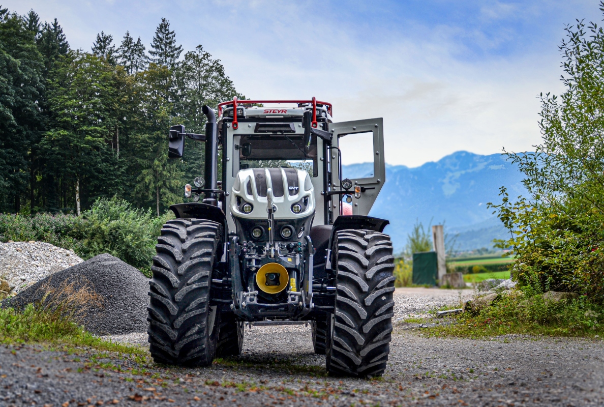 STEYR® shows tractors’ military capabilities at German fair