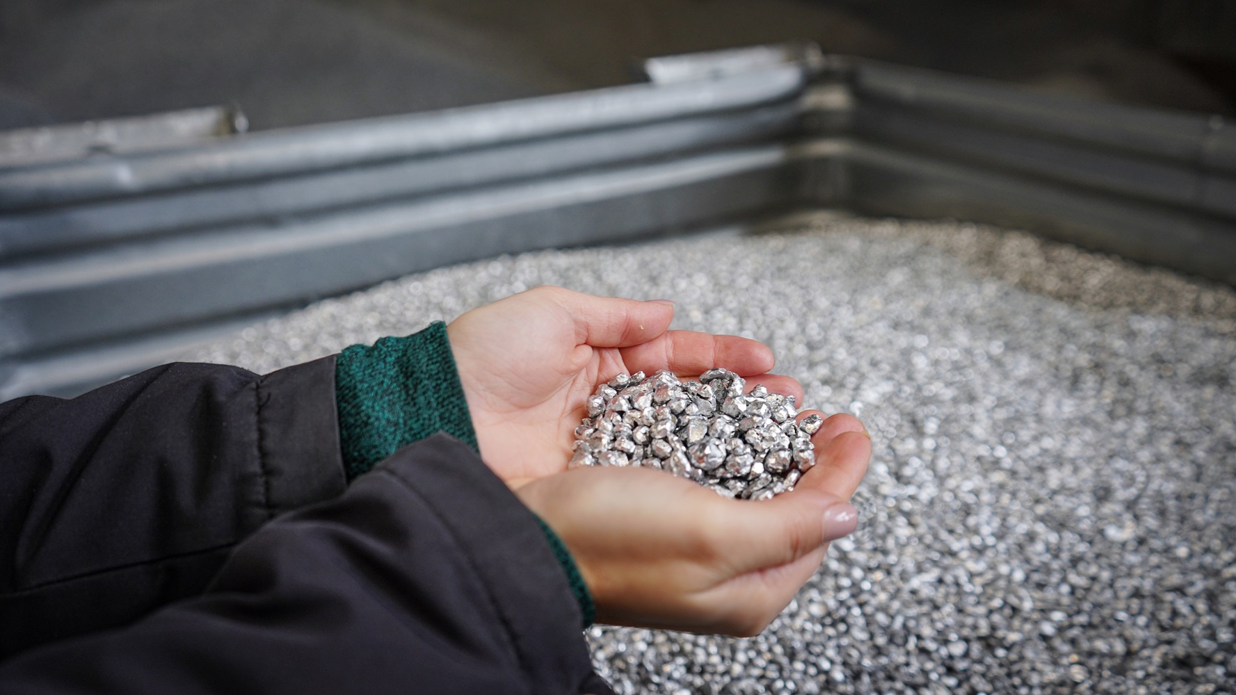 DESOX aluminum granules produced by Andomet that is used in steelworks.