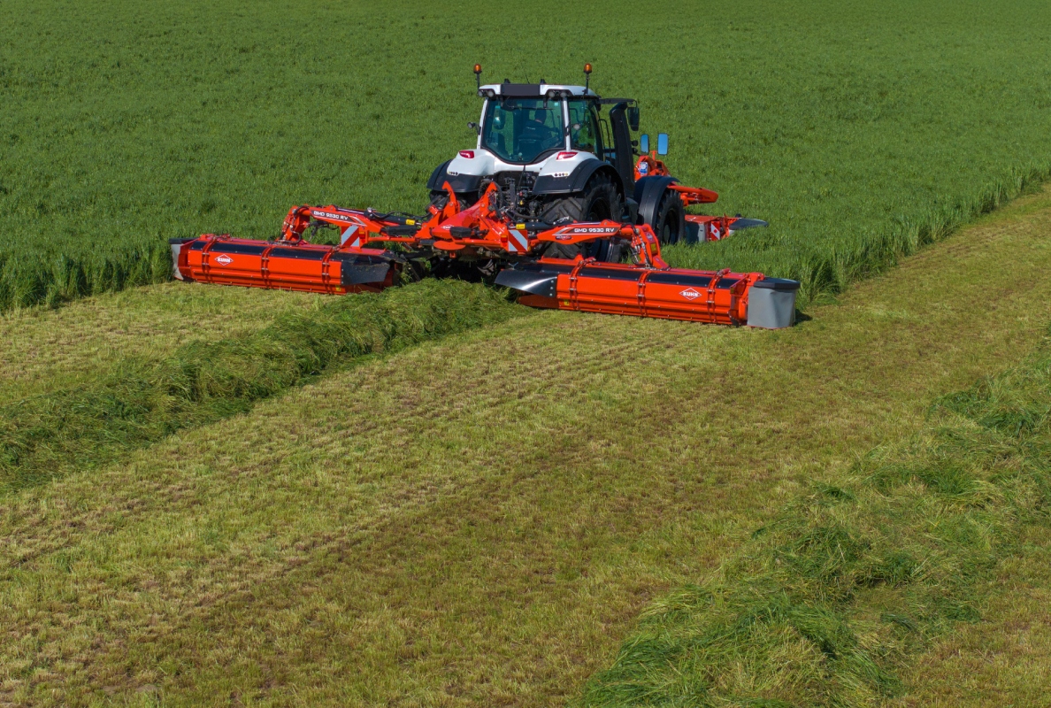 Disc mower with grouper featuring an auger GMD 9530 RV