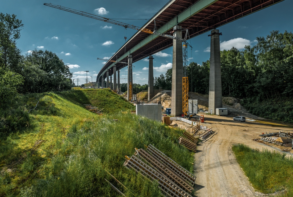 Some of the K cranes on site slew under the bridge and are therefore set up with their towers retracted.