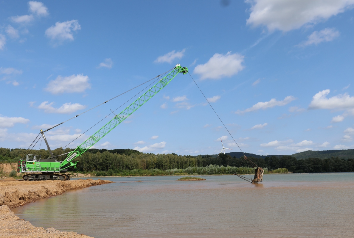 The 29.9 m long lattice boom allows the dragline bucket to be lowered and lifted well in front of the machine, ensuring that the embankment remains intact for as long as possible.
