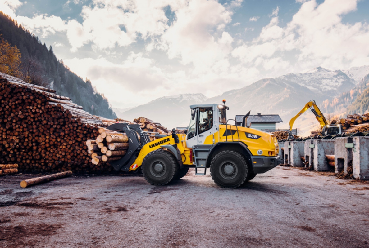 New high-performance mast: the Liebherr L 538 wheel loader transports logs with a wood grapple.
