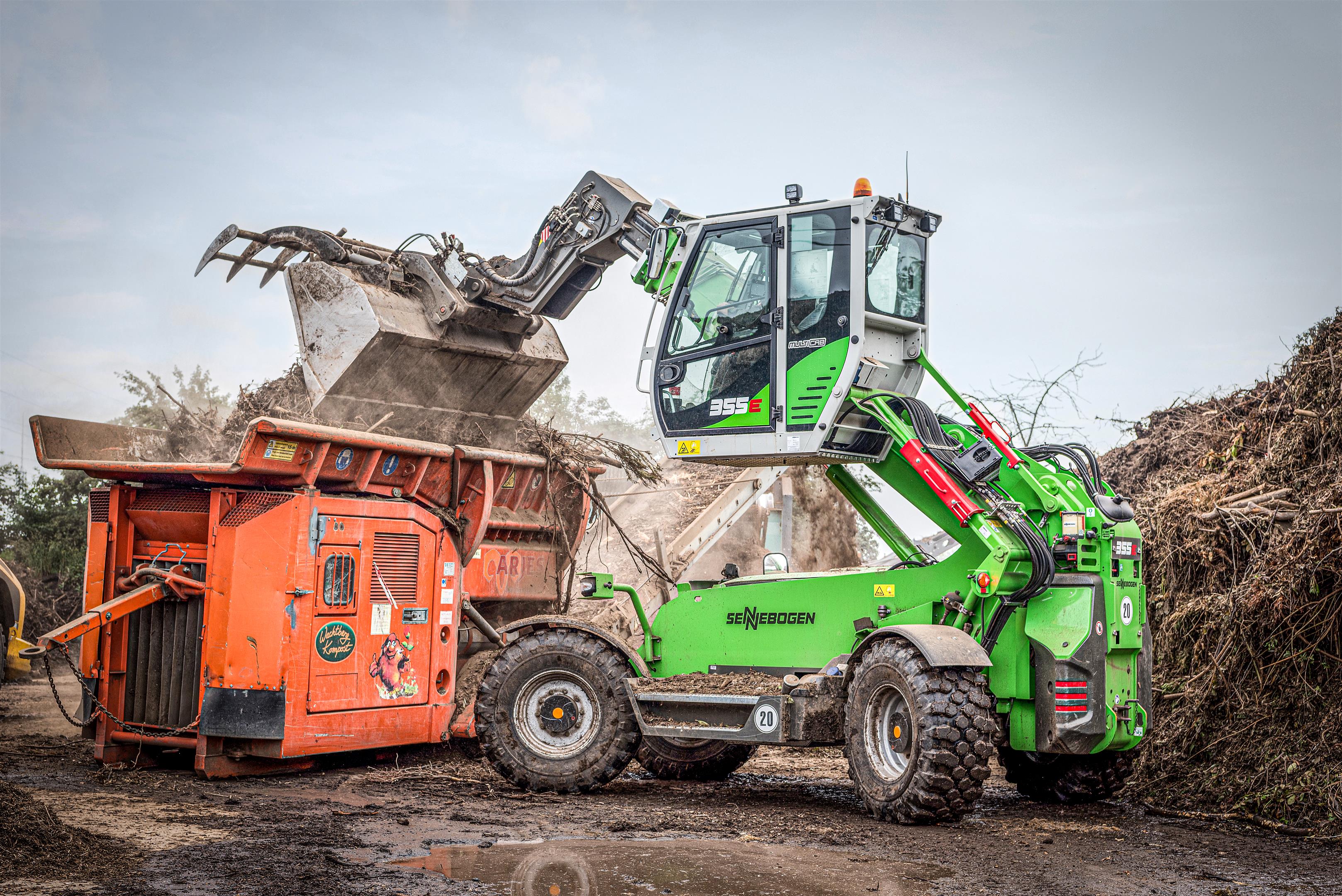 The telescopic loader 355 E offers an excellent view into the shredder's loading opening thanks to the elevating cab.
