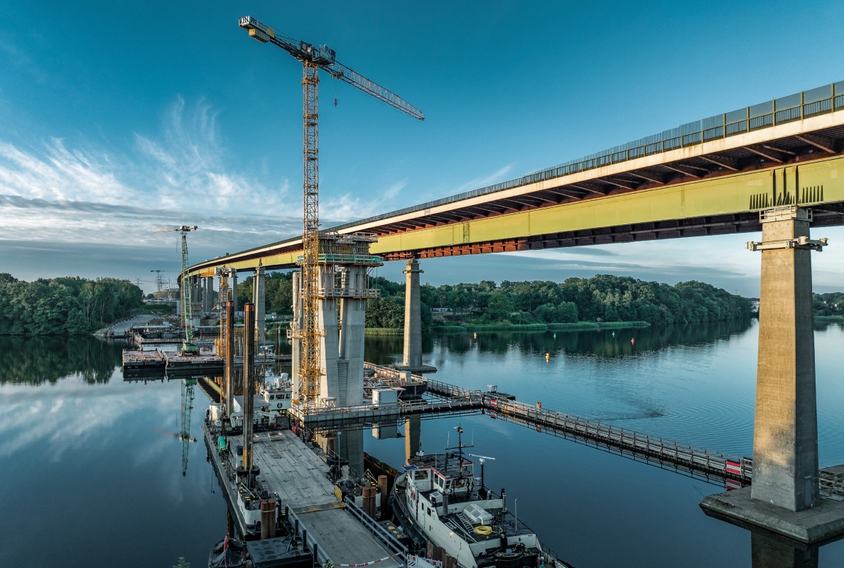 Onwards to the next bridge pier: The cranes move as the site progresses and are assembled in situ, as here in the waters of Lake Borgstedt.