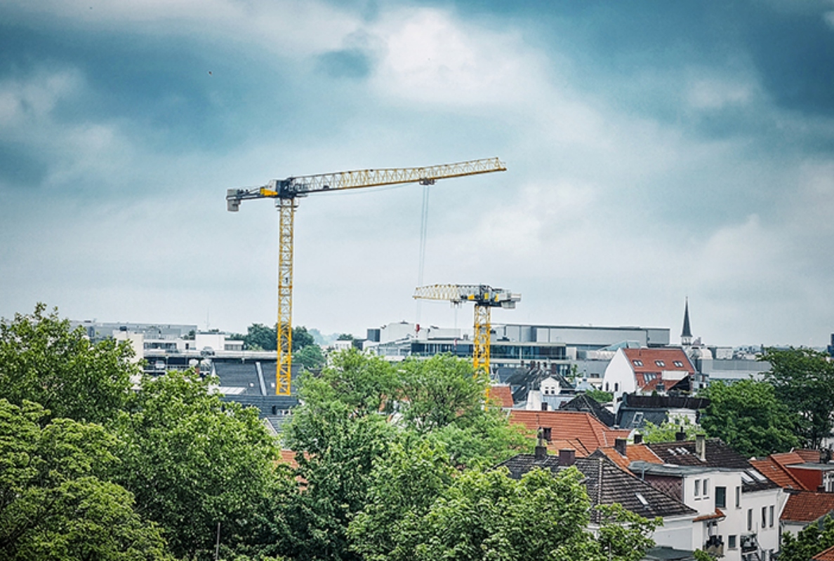 A 172 EC-B 8 and a 125 EC-B 6 from Hüffermann’s crane fleet were used in Oldenburg for the construction of a residential and commercial building.