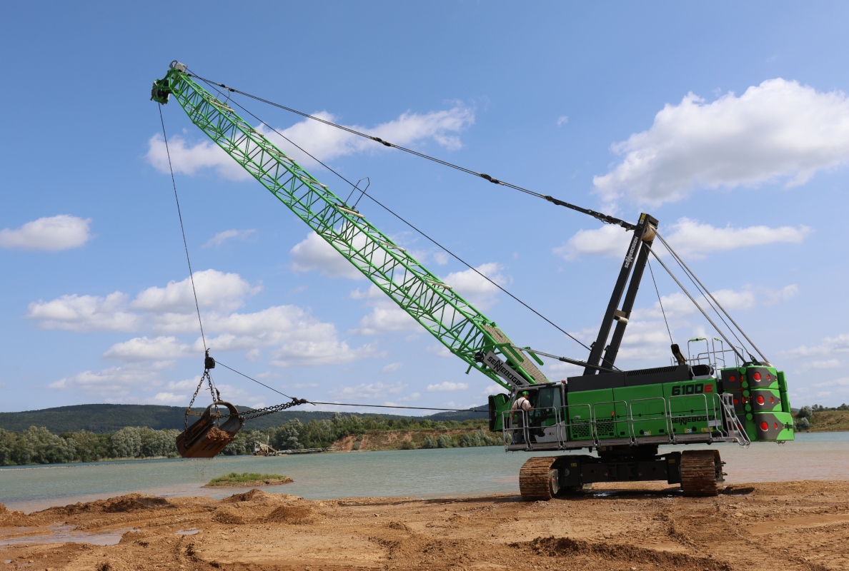 Thanks to its crawler undercarriage, the duty cycle crane can be used flexibly in multiple locations and for different tasks.
