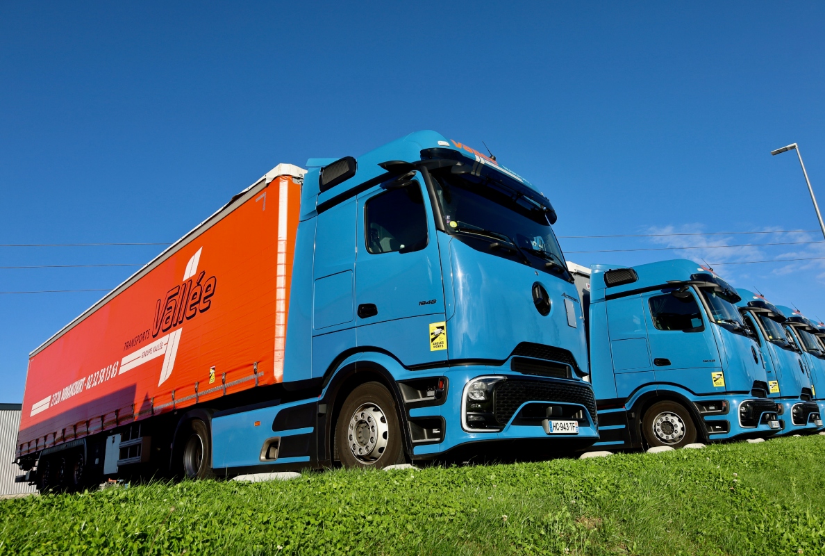 Transports Vallée in France is investing in the future: First Mercedes-Benz eActros 600 and 62 Actros L with ProCabin