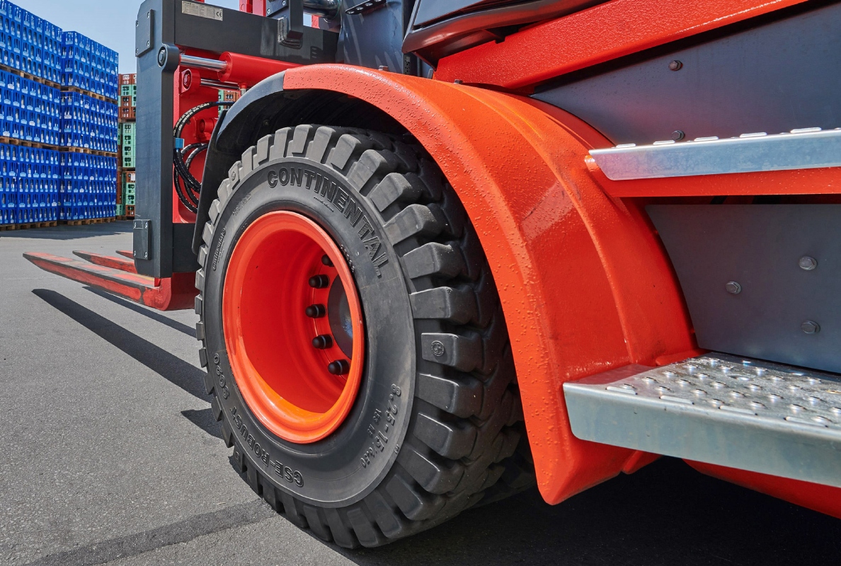 At Continental’s tire plant in Korbach, Hessen, recovered industrial carbon black (rCB) is being added to newly produced Super Elastic solid tires, thus reducing the use of fossil materials and cutting CO2 emissions.