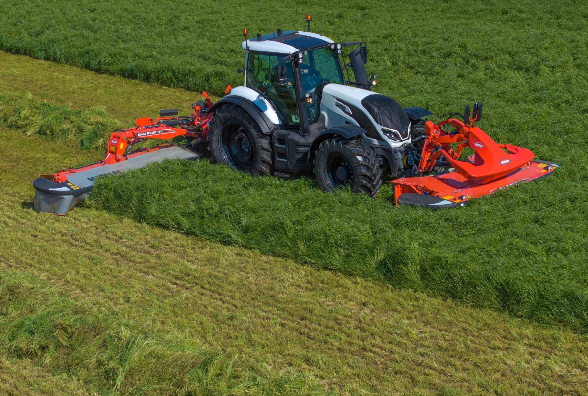 Disc mower with grouper featuring an auger GMD 9530 RV