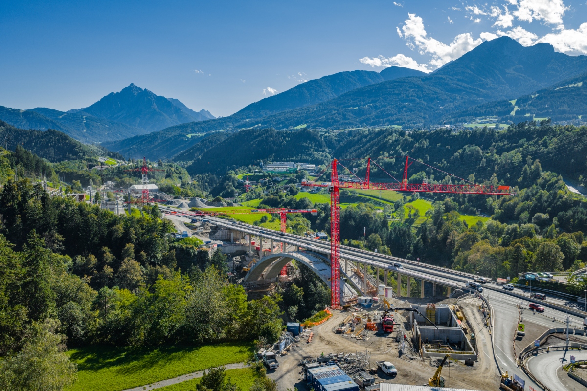 Working between gorge, traffic and high-voltage lines: The two WOLFF cranes will handle central lifting tasks during the dismantling of the existing Sill Bridge and its subsequent reconstruction.