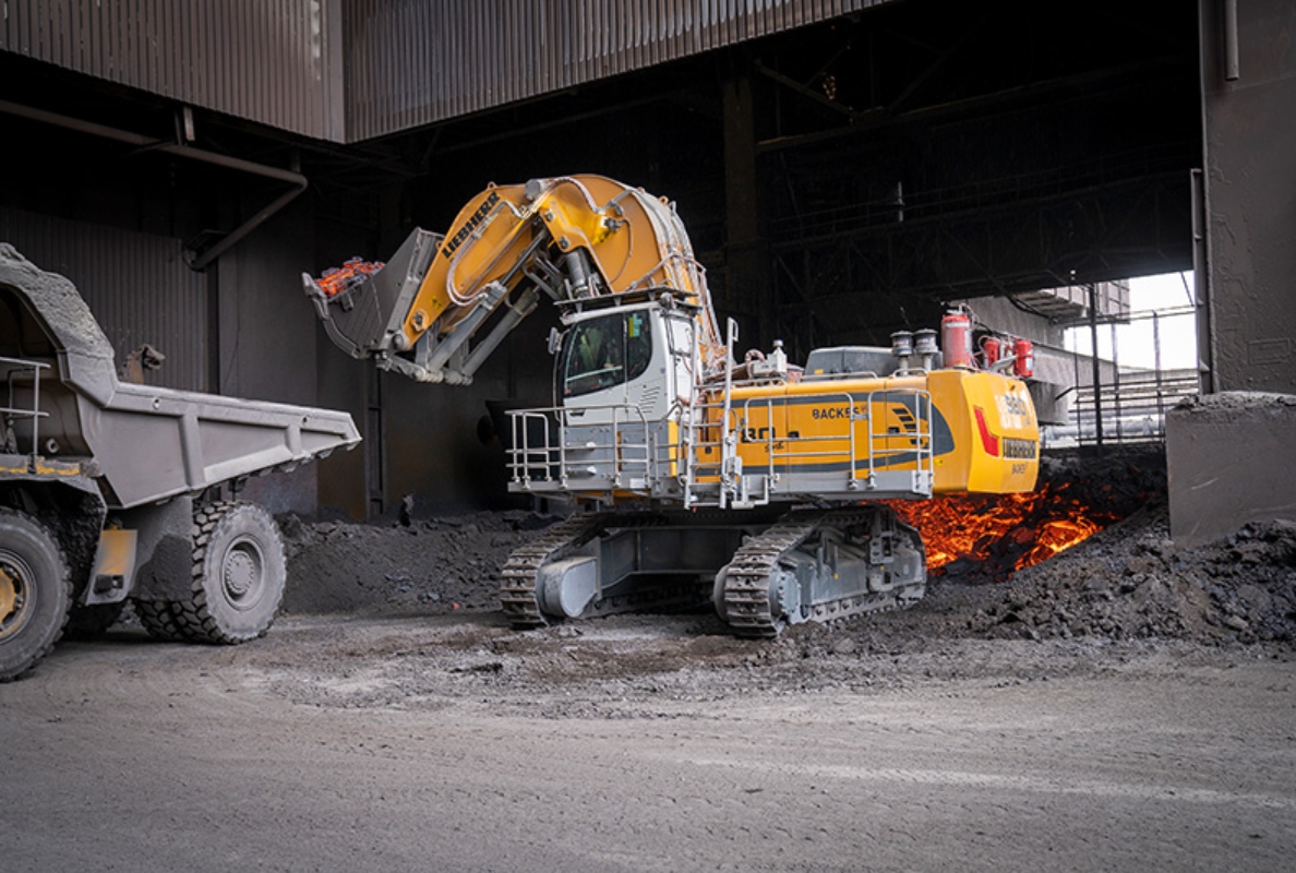 The R 980 SME’s dump bucket can handle large volumes of slag.