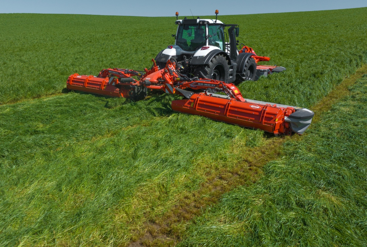 Disc mower with grouper featuring an auger GMD 9530 RV