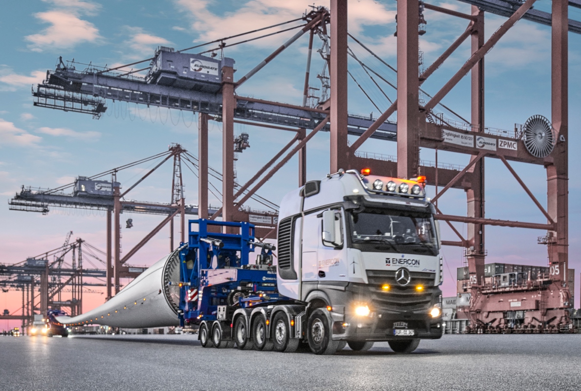 With the more than 85-metre-long rotor blades securely loaded, the SCHEUERLE RBTS leaves the port of Wilhelmshaven.