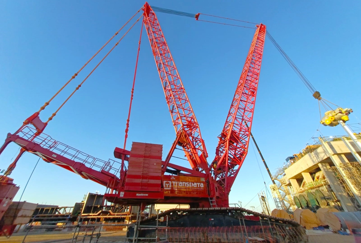 Rental company Transdata used its Manitowoc 18000 crawler crane at a natural gas thermoelectric plant expansion in Porto do Acu, Rio.