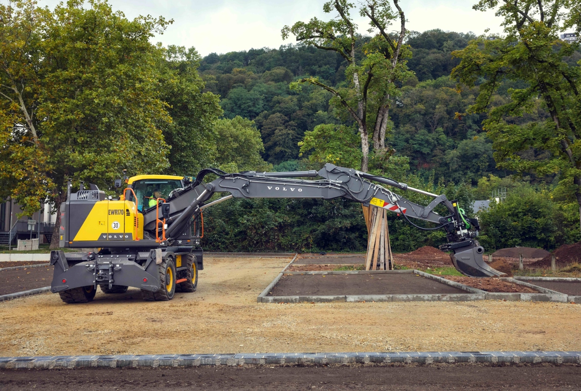Volvo CE Brings Next-Gen Wheeled Excavators to North America with Industry-First Retractable Access Ladder