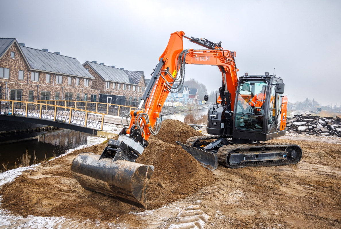 Hitachi ZX85-6EB