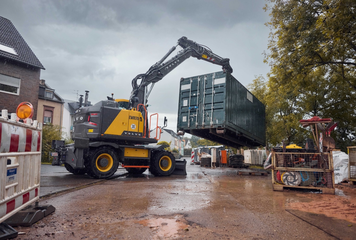 Volvo CE Brings Next-Gen Wheeled Excavators to North America with Industry-First Retractable Access Ladder