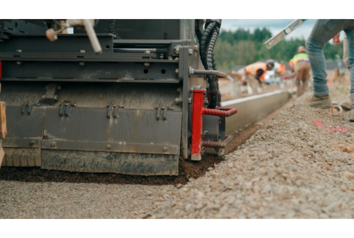Positioned directly in front of the slipform mould, the Trimmer levels off the previously consolidated substrate to ensure consistently even paving results.