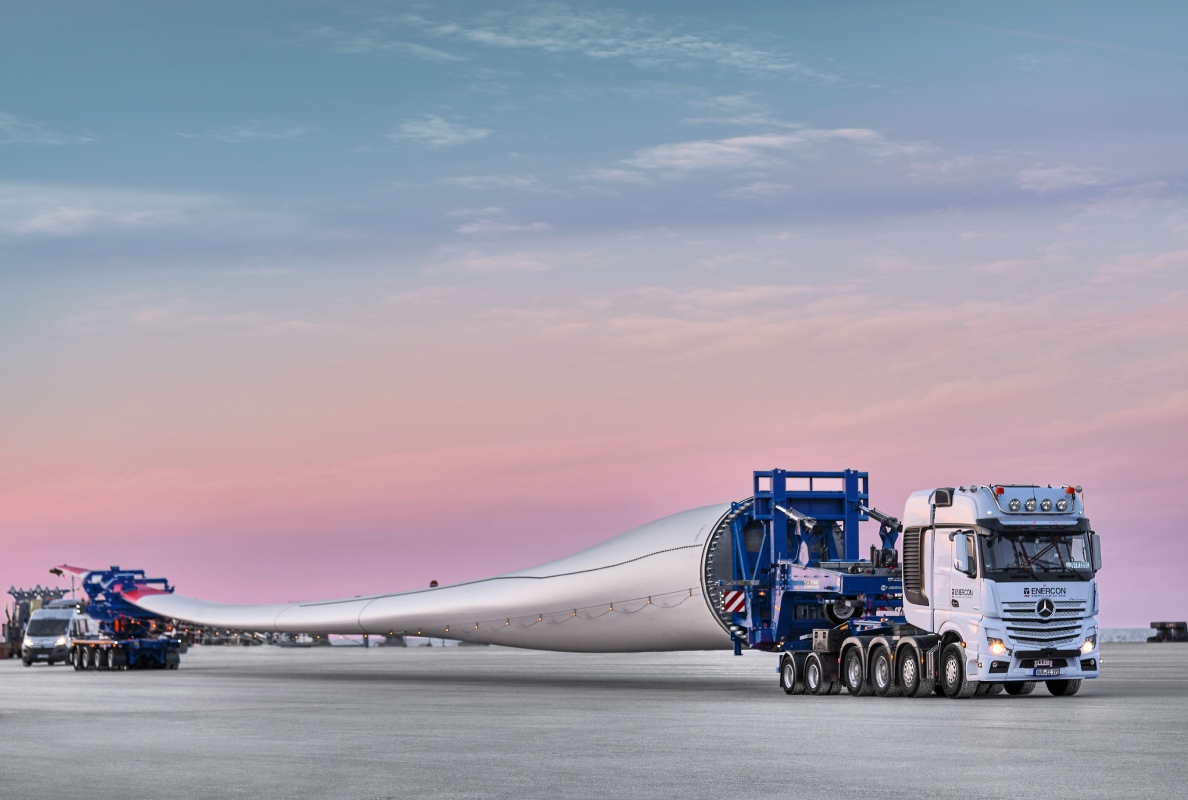 High lifting height, gyrostatic platform, flexible lateral displacement:: the SCHEUERLE RBTS masters every challenge presented during the transportation of modern rotor blades.