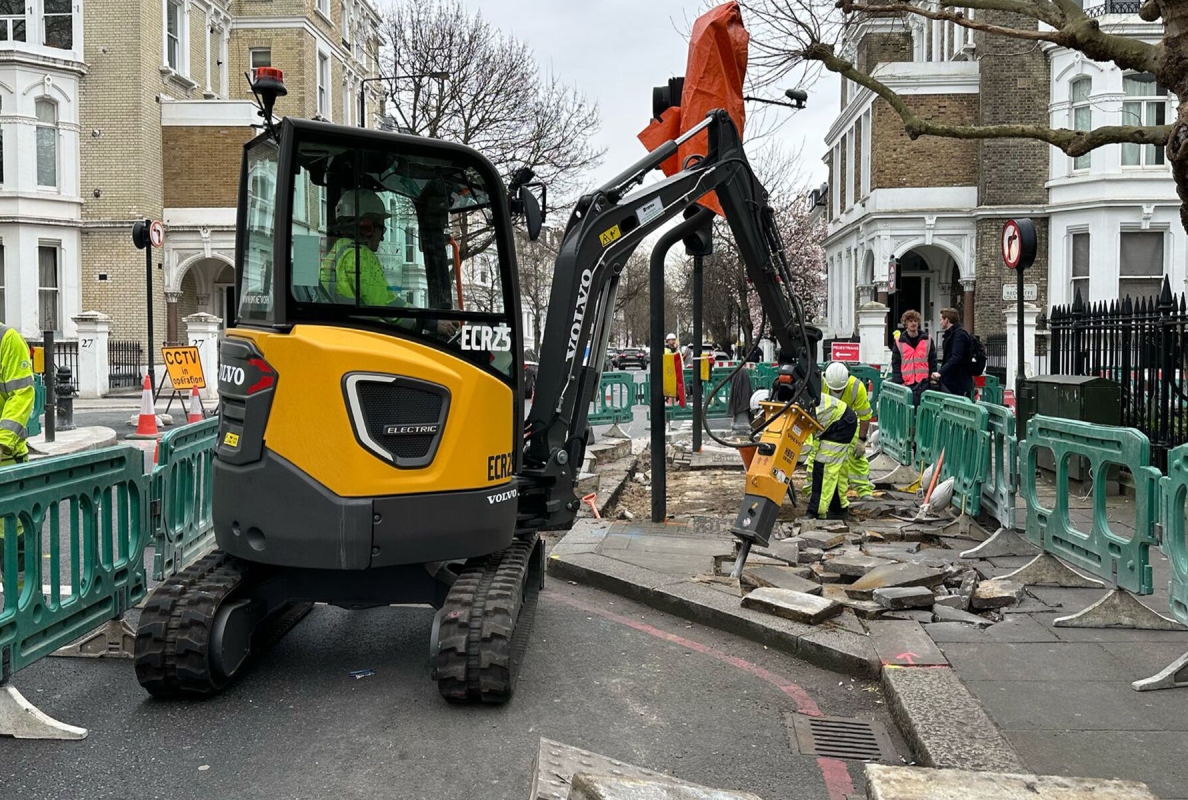 The trial in Redcliffe Gardens, London, used an ECR25 Electric excavator to help remove nearly 8kg of NOx and NHMC emissions.