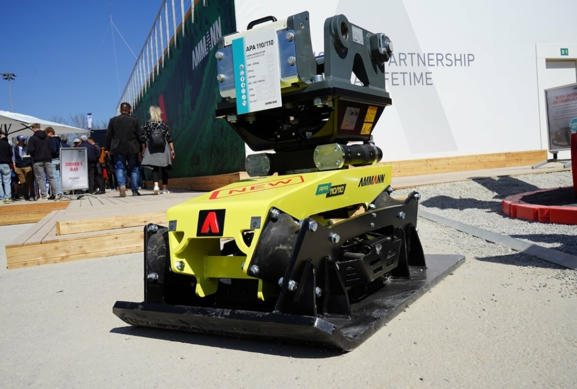 The new, customized design makes the compactor more compact and streamlined. This allows for compaction even under pipes or overhangs.