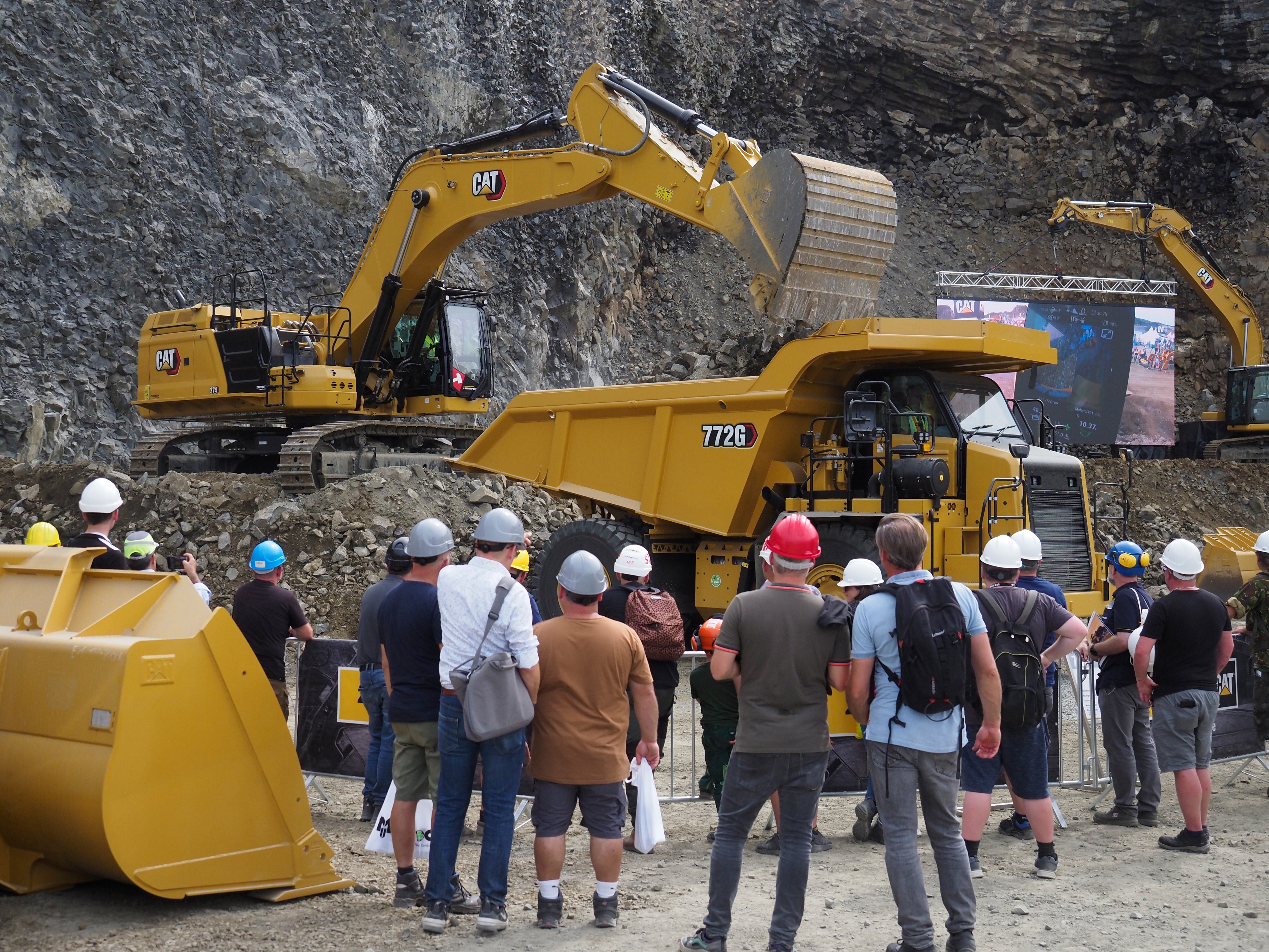 Maxed-out performance: On roughly 3,800 m², Zeppelin Baumaschinen GmbH demonstrates exactly what its heavy machinery can do.
