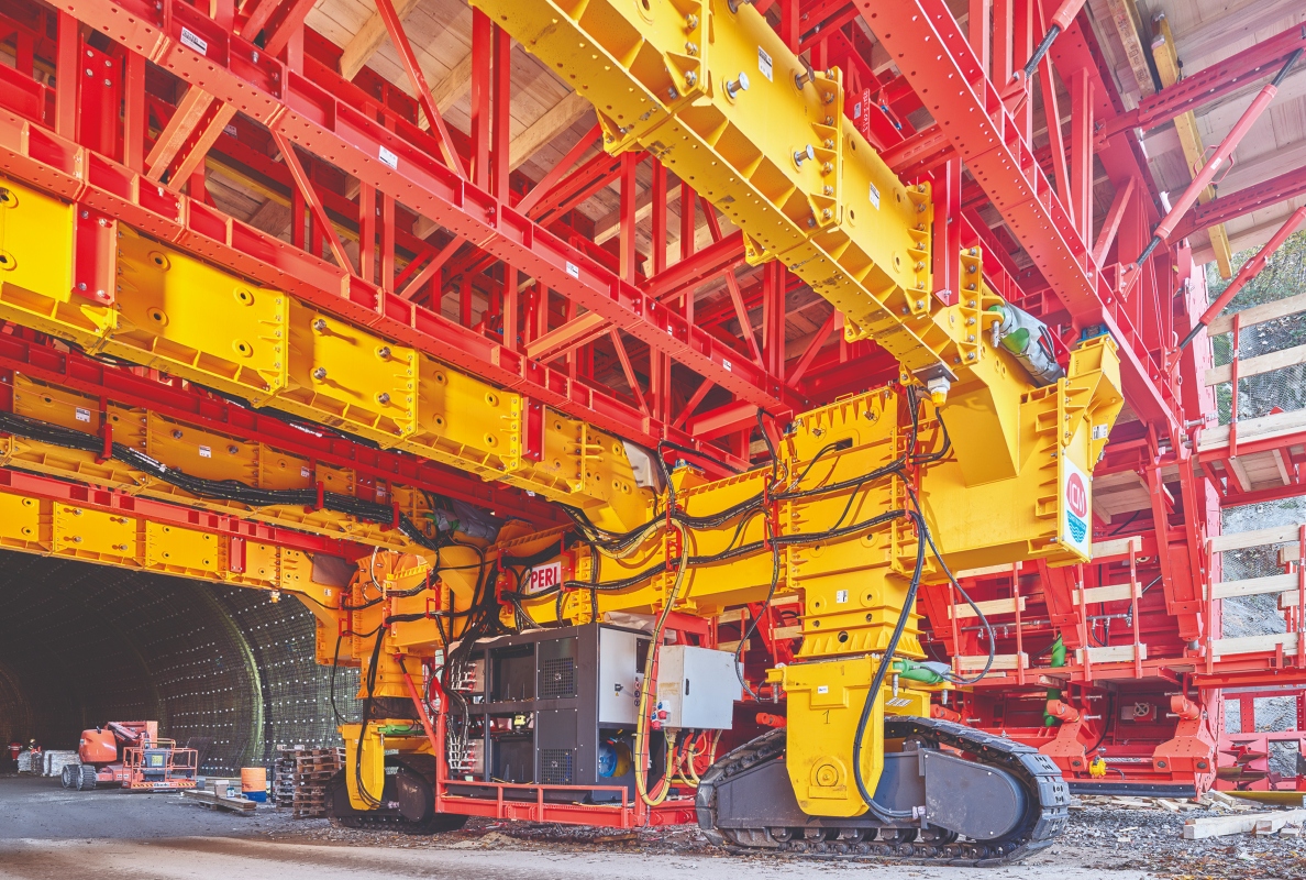 Given the fact that the very tight curve radii made it difficult to transport the tunnel carriage, an innovative caterpillar system was used to move it. 