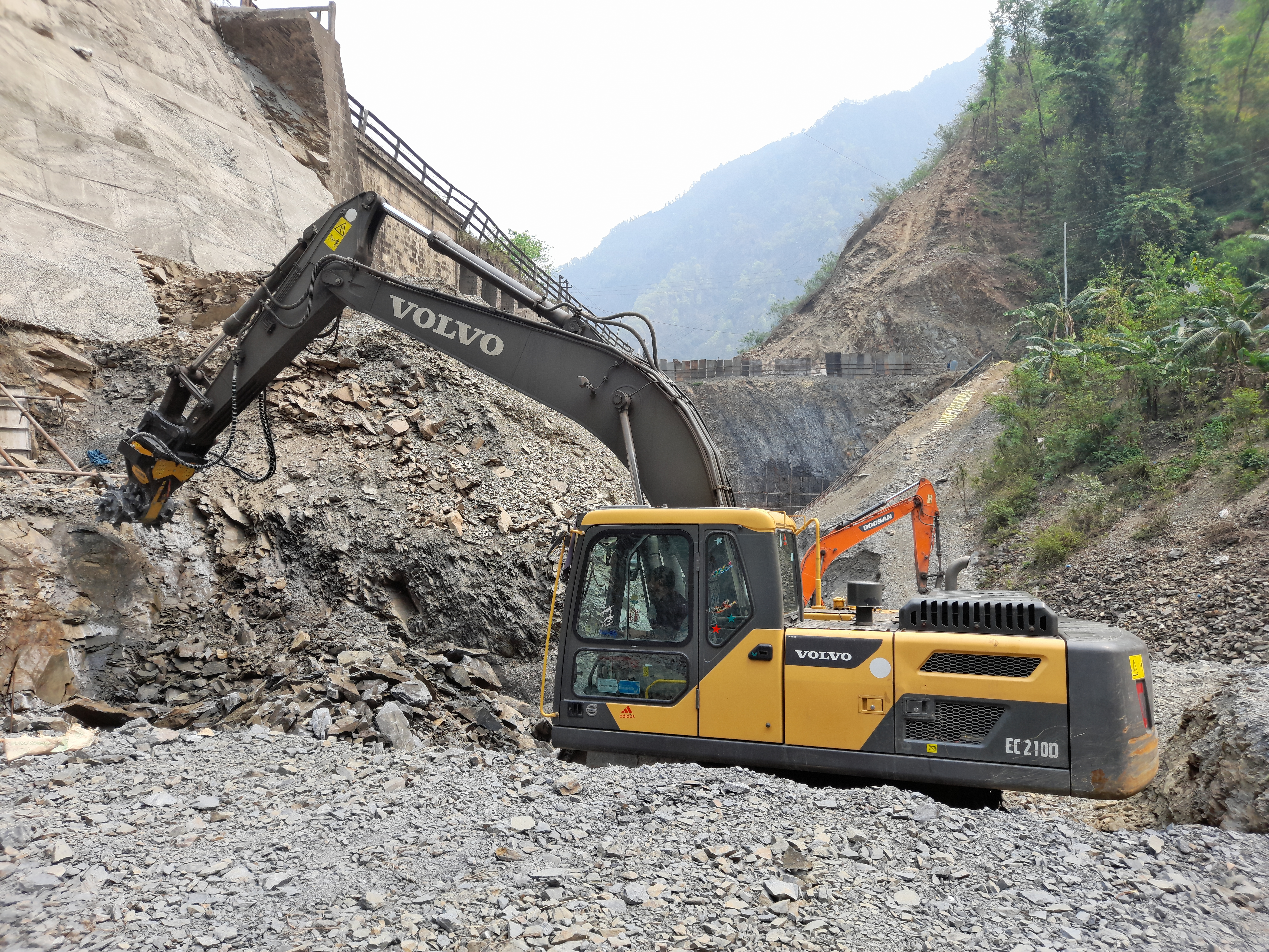 MB-R800 - Volvo EC210 - Nepal - Tunnel work - Hill Rock
