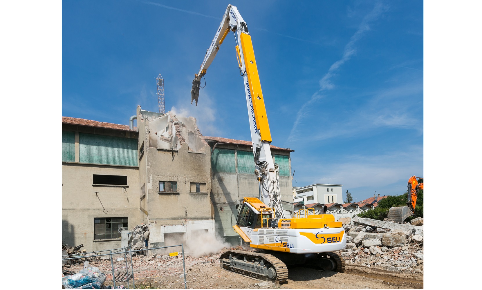 Abriss von historischem Fabrikgebäude mit Doosan-Abbruchbagger