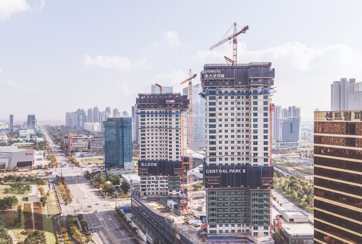 The two buildings each comprise 40 stories and are 143 m high. They provide space for a total of 351 residential units.