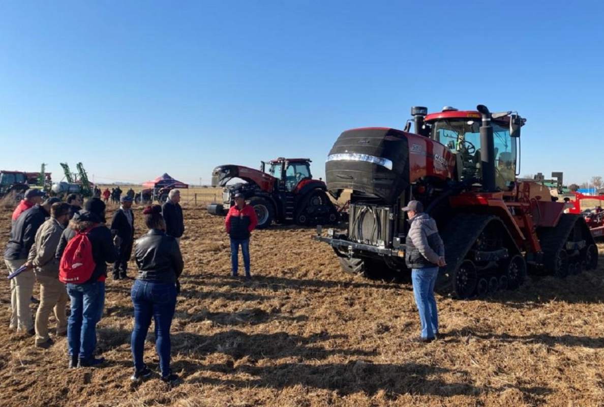 Training on the field - Quadtrac 500 and Magnum Rowtrac