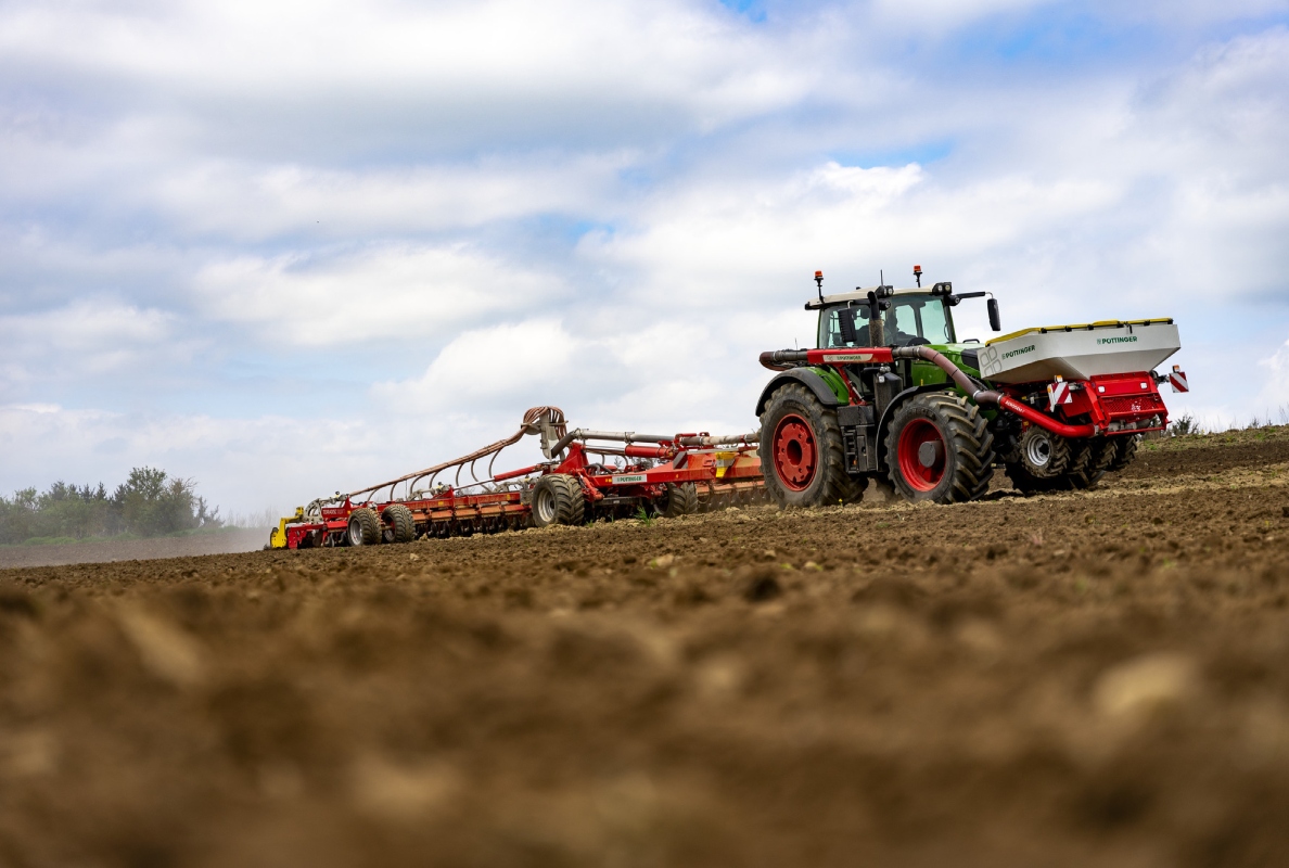 AMICO F front hopper and TERRADISC 10001 T with distribution system