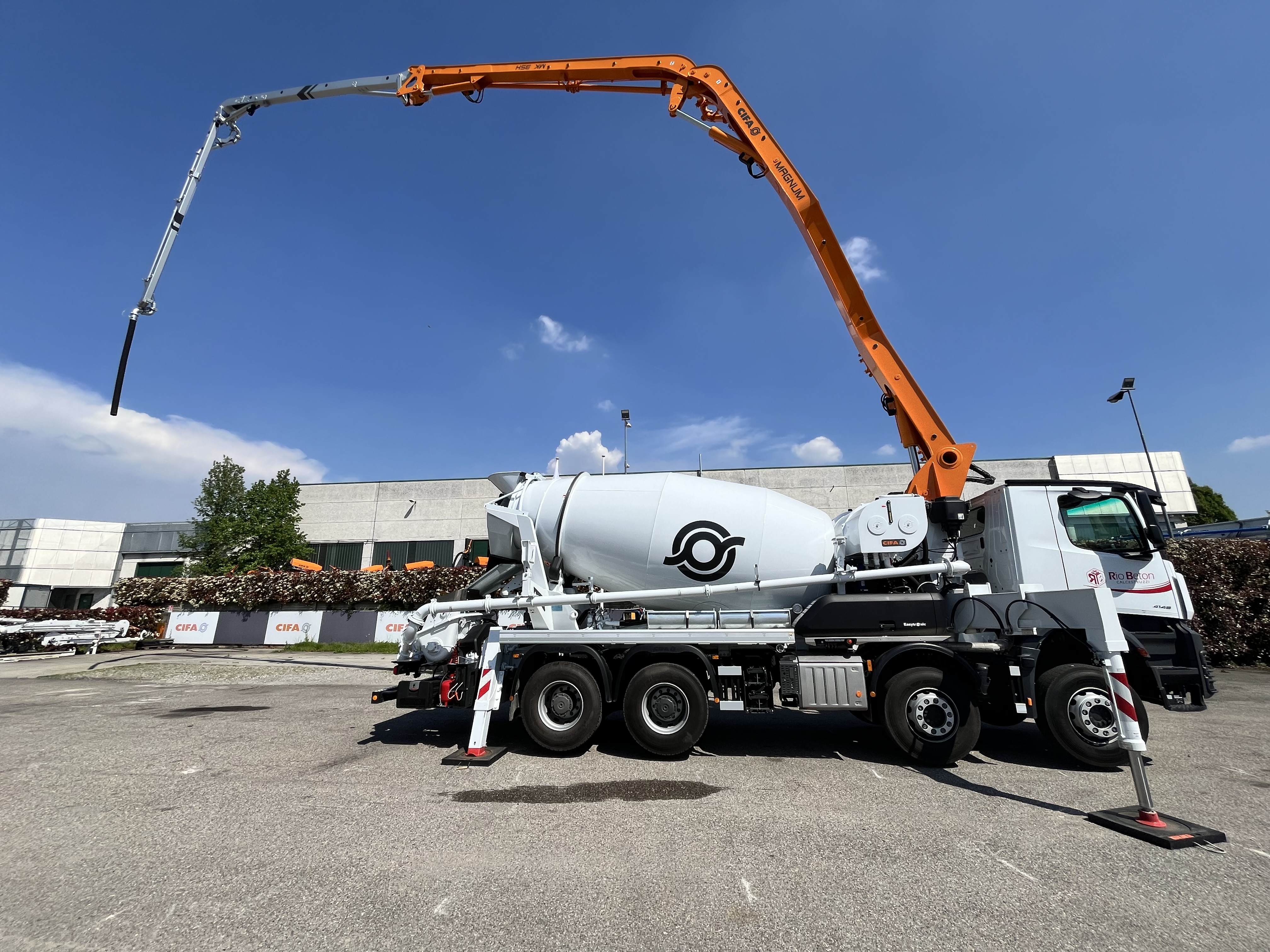 CIFA presents the new Magnum MK35H with carbon boom at Bauma 2025