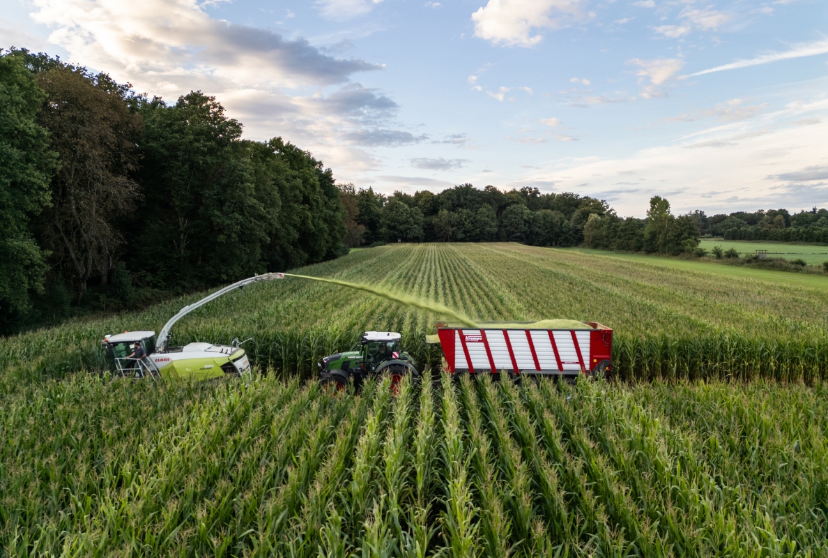 The new Radium 830S impresses with its metering rollers, a sturdy BPW bogie chassis and the fastest unloading on the market.