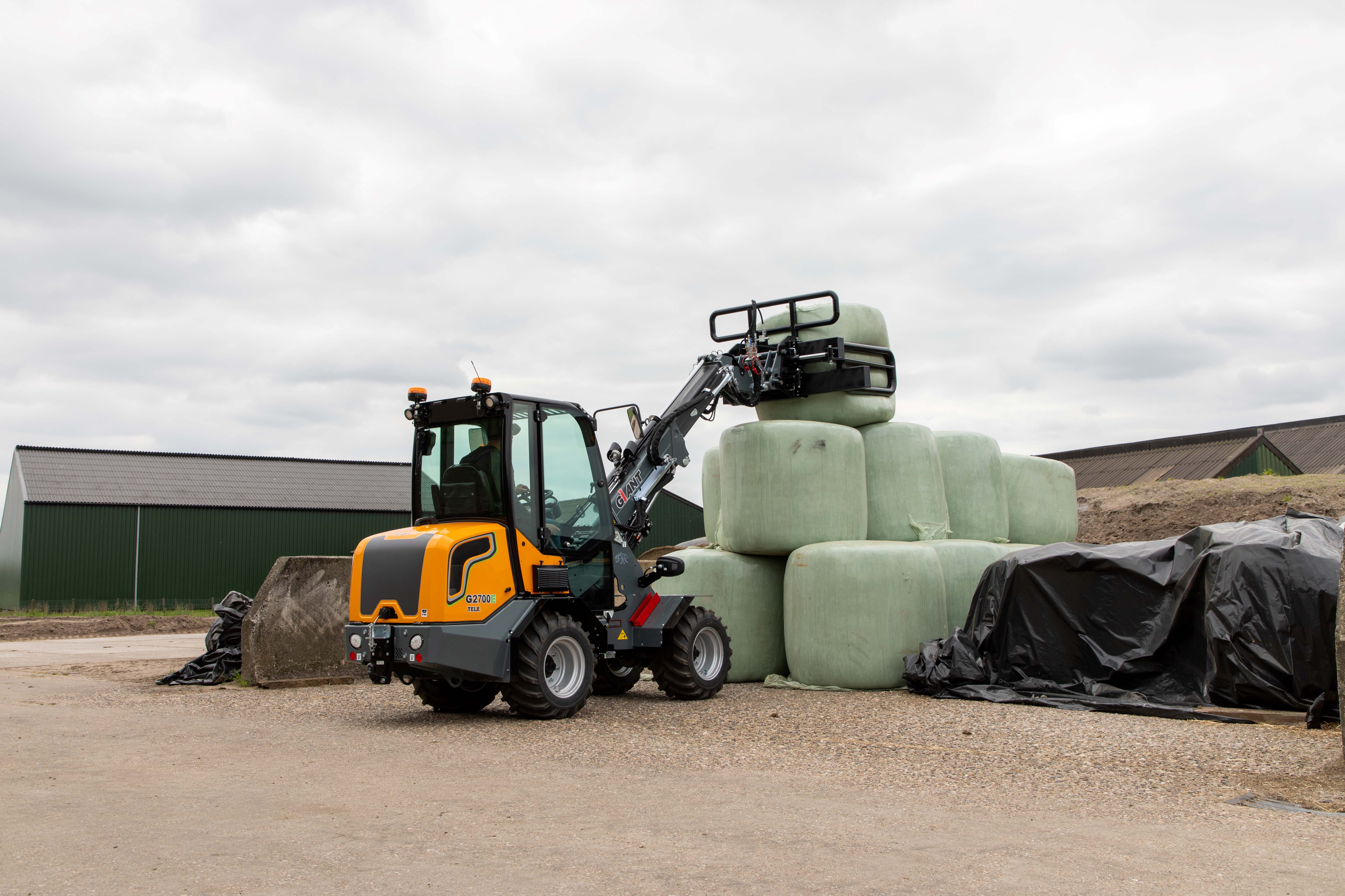 G2700E TELE with round bale clamp